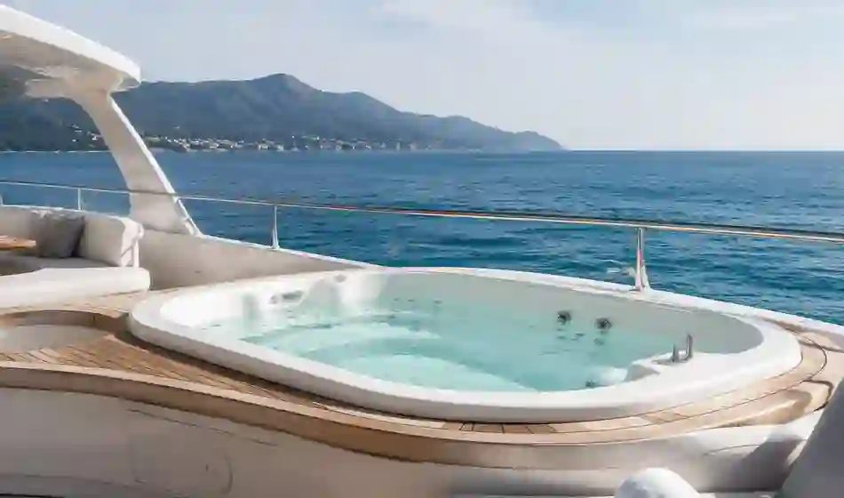 Джакузи на палубе с видом на море